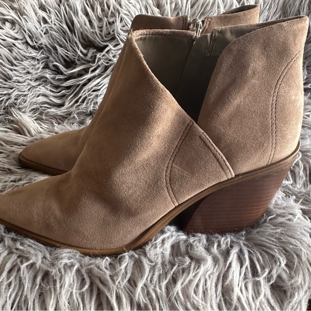 Vince Camuto Grendan Ankle Boots in Tan Suede Size 9.5